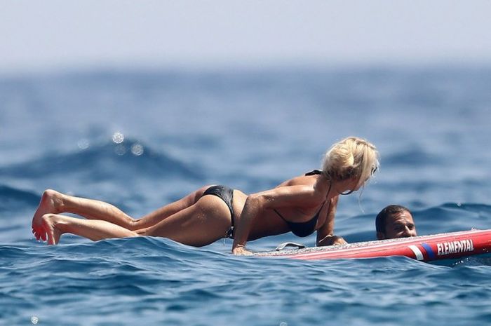 Pamela Anderson Still Looks Amazing In A Bikini (14 pics)