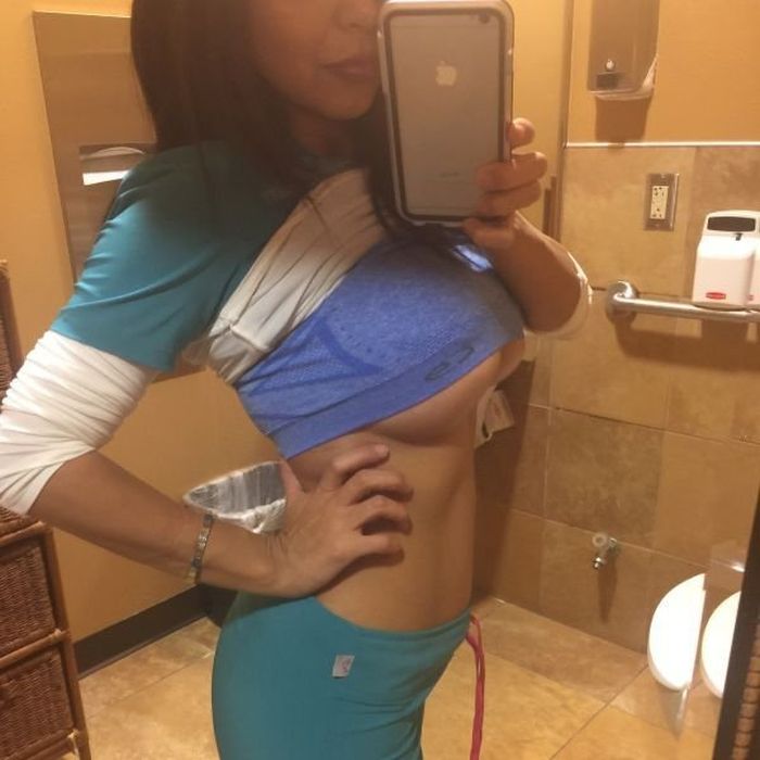 When Hot Girls Get Bored At Work They Start Taking Selfies (35 pics) .