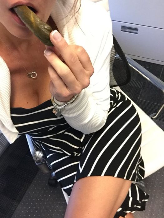 Girls Who Are Obviously Bored at Work (43 pics) - Izismile.com