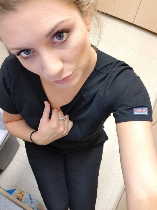 When Hot Girls Get Bored At Work They Start Taking Selfies (35 pics)