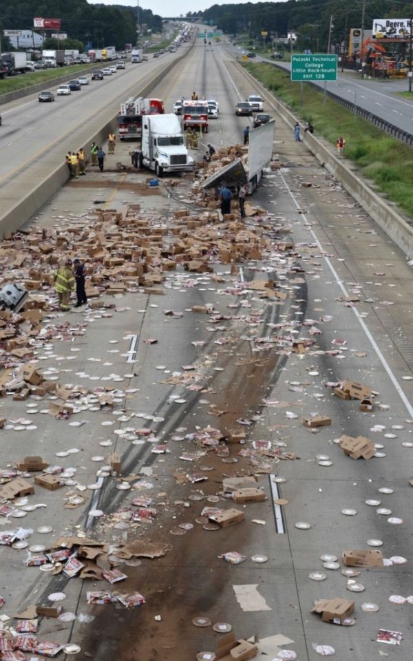 Truck Full Of Frozen Pizzas Shuts Down A Highway In Arkansas (2 pics + video)