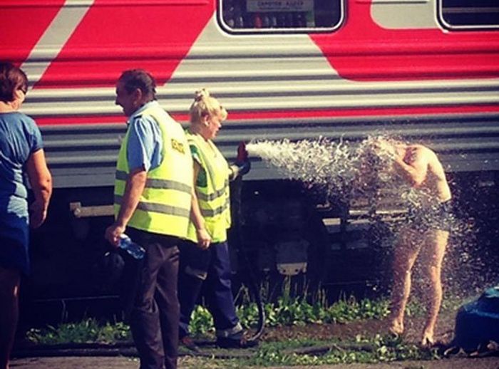 There's Never A Dull Moment When You Travel On A Russian Train (25 pics)