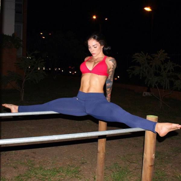 Just Some Amazing Pictures Of Sexy Girls Stretching (46 pics)