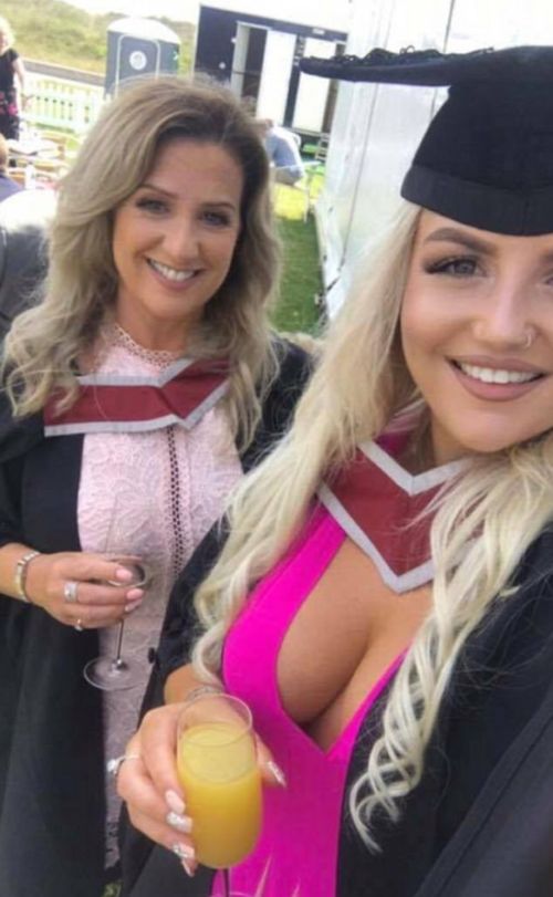 See Why This Mother And Daughter Are Often Mistaken For Sisters (4 pics)
