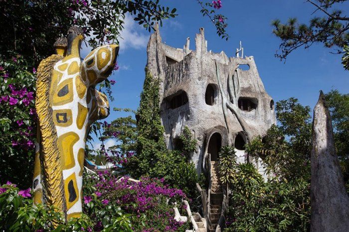 An Assortment Of Strange Houses In The World (27 pics)