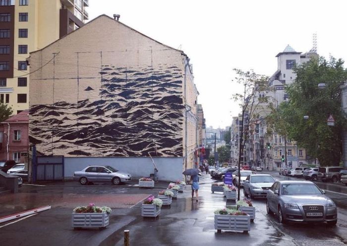 Ferocious Black Sea Covers The Wall Of A Three Story Building (4 pics)