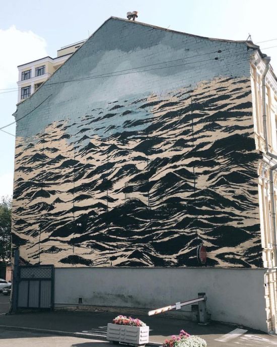 Ferocious Black Sea Covers The Wall Of A Three Story Building (4 pics)