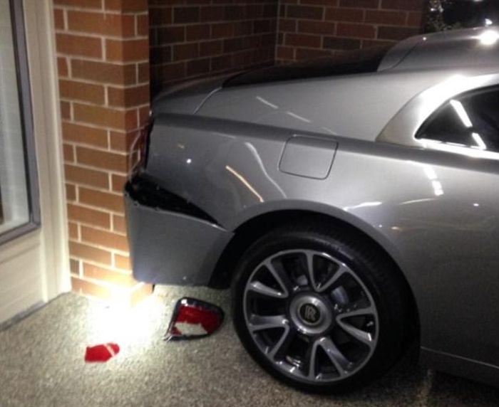 Driver Arrested After Damaging A Bentley And A Rolls Royce (3 pics)