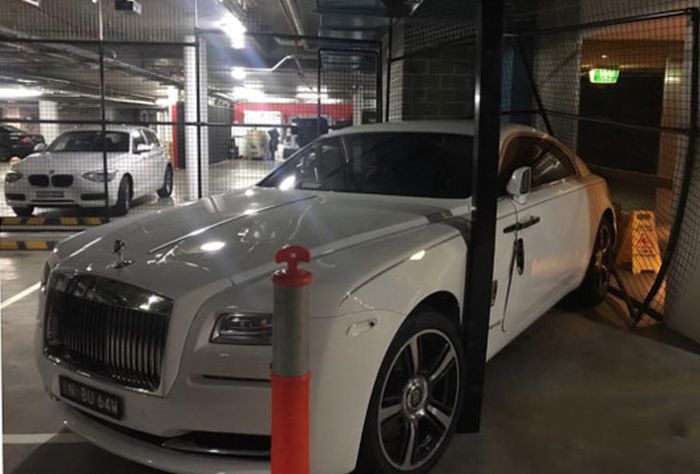 Rich Guy Buys Special Cage For His Rolls-Royce Then Wrecks It (2 pics)