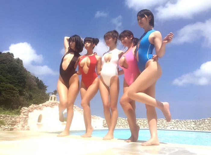 Wide Spaced Cleavage Is Now The Hottest Trend In Japan (7 pics)
