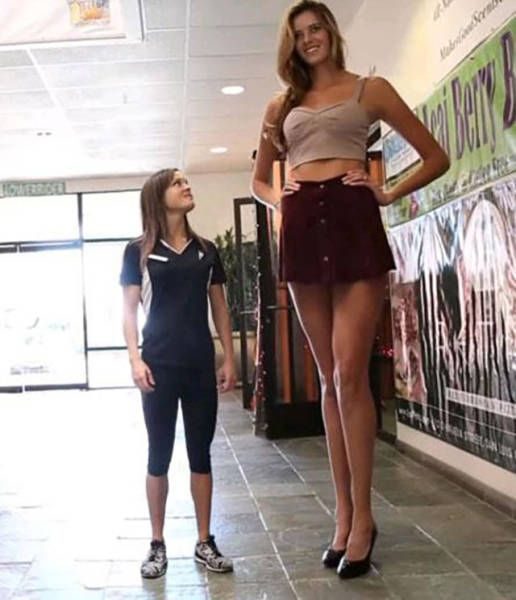 Tall People Live Interesting Lives (23 pics)