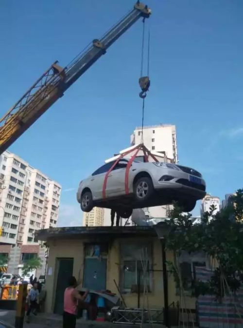 Lady Finds Car On Roof After Refusing To Pay For Parking (4 pics)