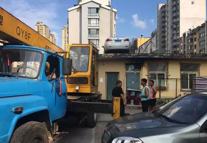 Lady Finds Car On Roof After Refusing To Pay For Parking (4 pics)