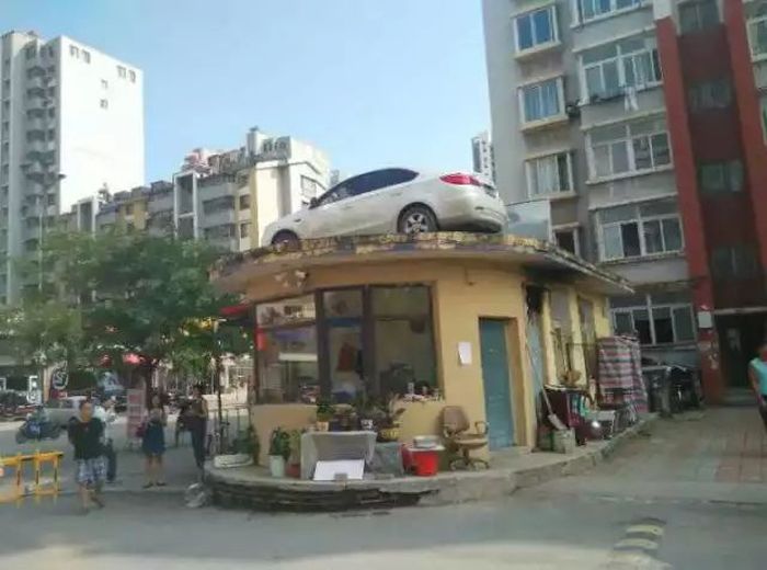 Lady Finds Car On Roof After Refusing To Pay For Parking (4 pics)