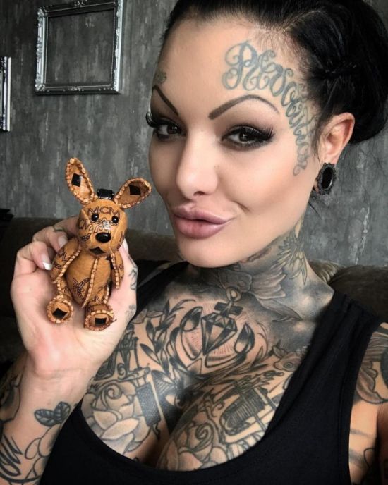 If You Like Tattoos You're Going To Love This Model (11 pics)