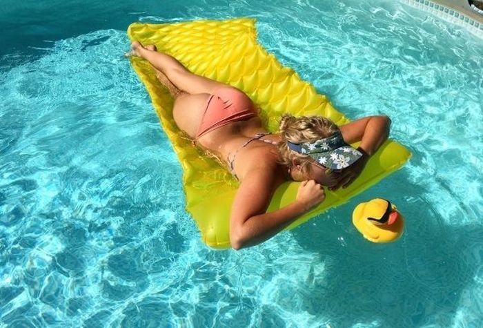 Pool Floaties Have Never Looked So Hot (25 pics)