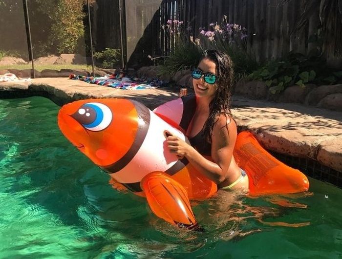 Pool Floaties Have Never Looked So Hot (25 pics)