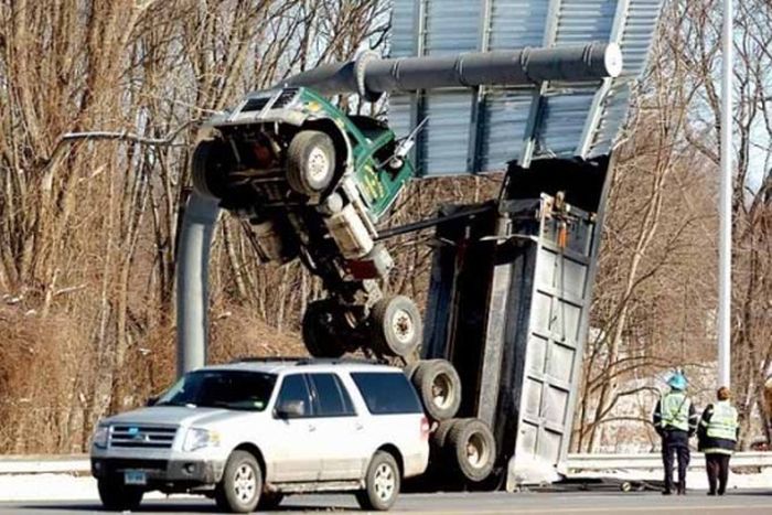 Car Fails That Are So Bad They're Impressive (25 pics)