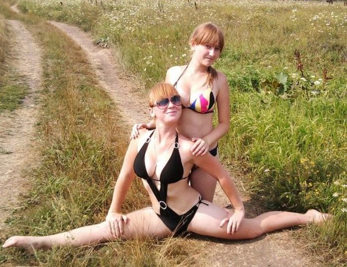 Sexy Girls Doing Things That Sexy Girls Do (32 pics)