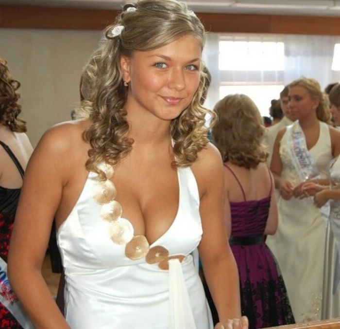 Sexy Girls Doing Things That Sexy Girls Do (32 pics)