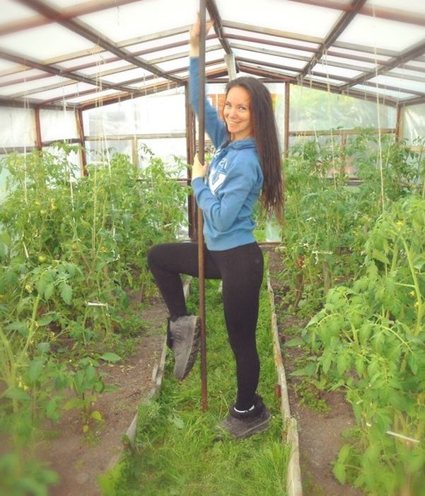 Sexy Girls Doing Things That Sexy Girls Do (32 pics)