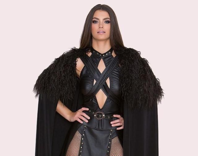 Game Of Thrones Fans Can't Get Enough Of This Sexy Jon Snow Costume (4 pics)