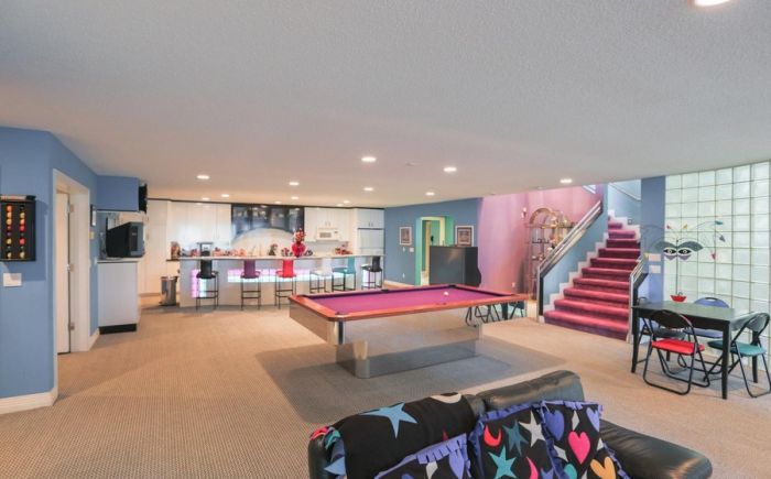 The Inside Of This 90's Themed Mansion Is Like A Time Capsule (35 pics)