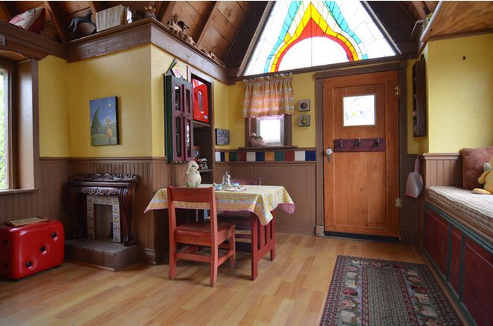 Incredible Custom Home For Grandchildren (10 pics)