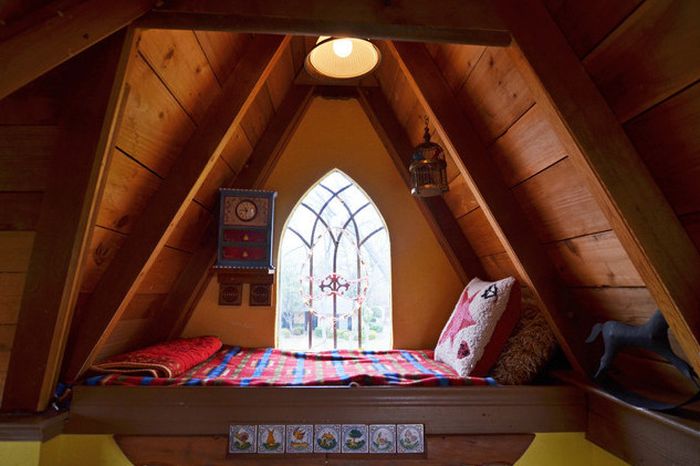 Incredible Custom Home For Grandchildren (10 pics)