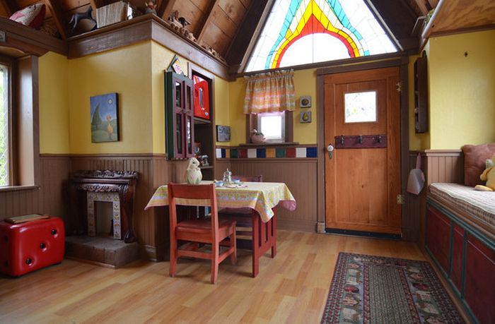 Incredible Custom Home For Grandchildren (10 pics)