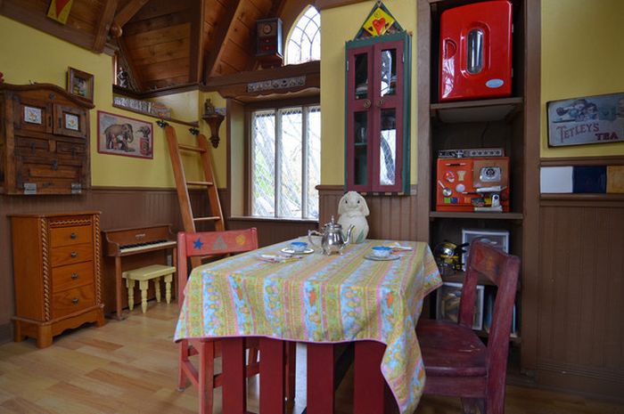 Incredible Custom Home For Grandchildren (10 pics)