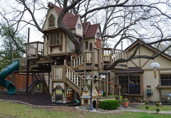 Incredible Custom Home For Grandchildren (10 pics)