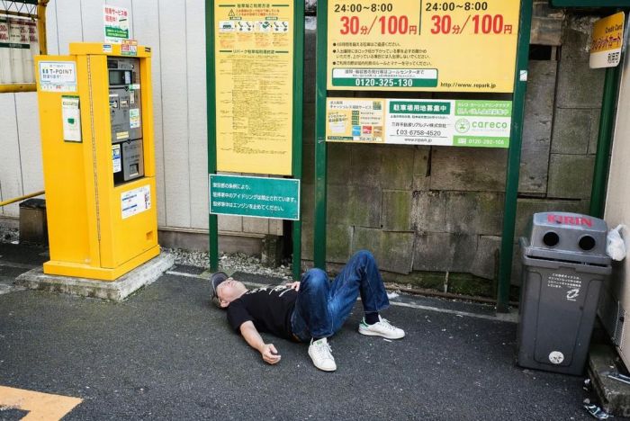 Drunk People in Japan (10 pics)