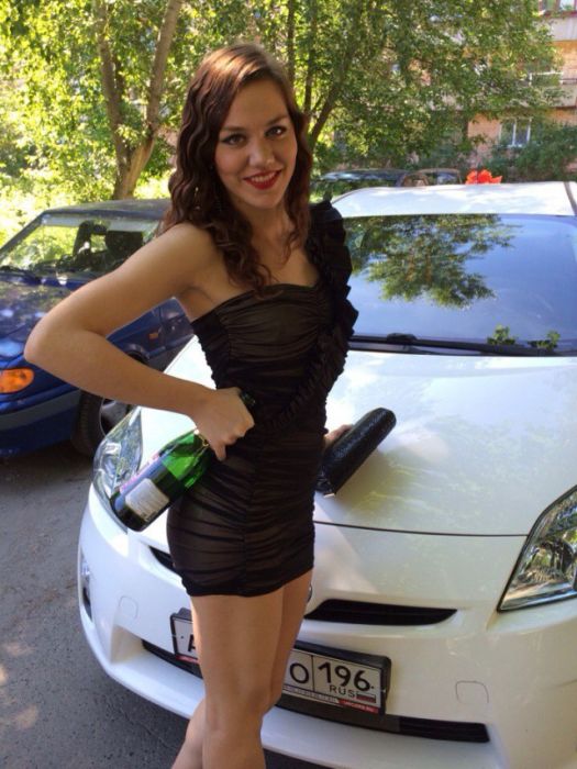 Girls in Tight Dresses (43 pics)