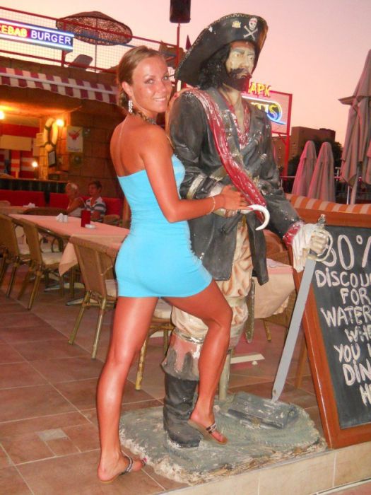 Girls in Tight Dresses (43 pics)