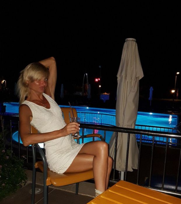 Girls in Tight Dresses (43 pics)