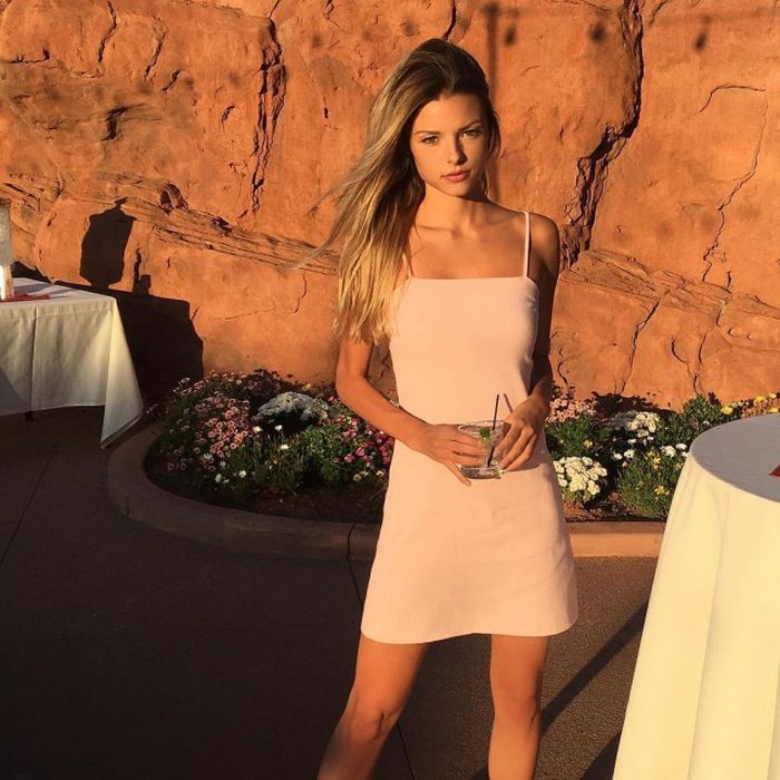 Girls in Tight Dresses (43 pics)