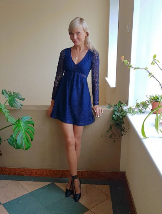 Girls in Tight Dresses (43 pics)