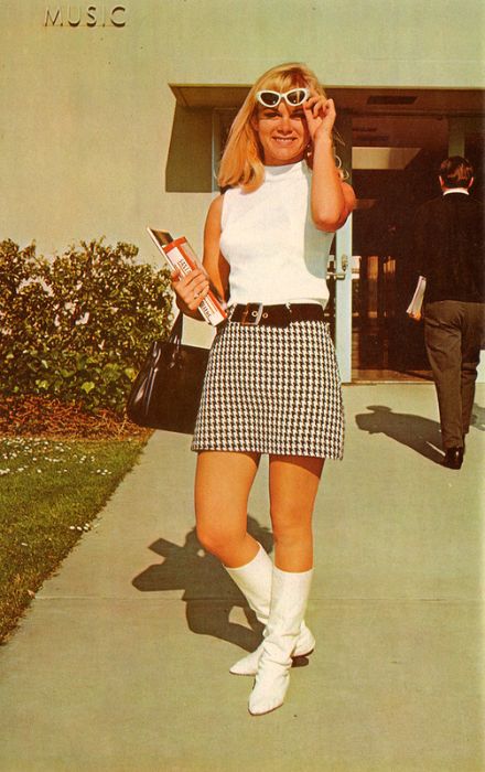 Mini Skirts In The 60s (45 pics)