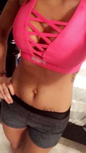 Hot Girls In Sports Bras (27 pics)
