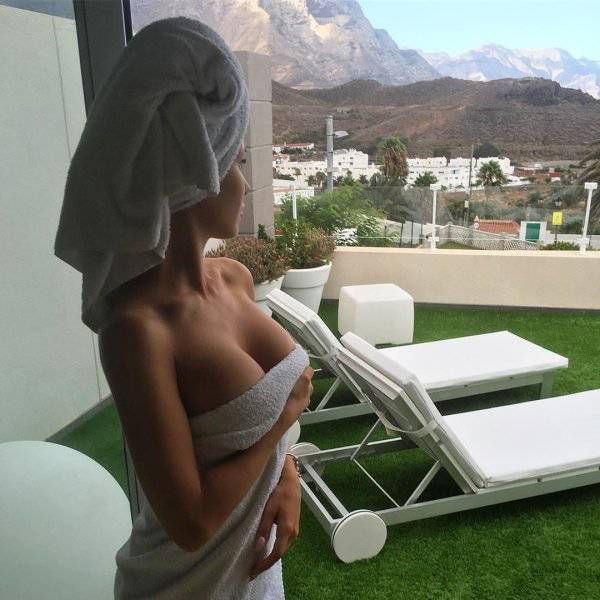 Girls in Towels (26 pics)
