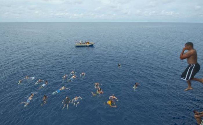 Marines Always Swim In The Best Of Places (21 pics)