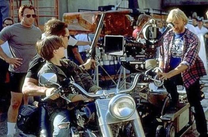 Behind-The-Scenes Shots From “Terminator 2”  (39 pics)