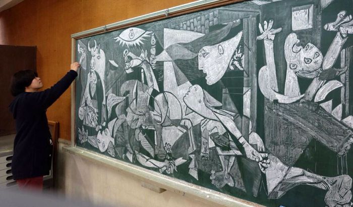 Japanese Teacher Surprises His Students With His Stunning Chalkboard Art (12 pics)