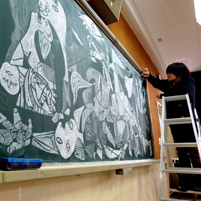 Japanese Teacher Surprises His Students With His Stunning Chalkboard Art (12 pics)