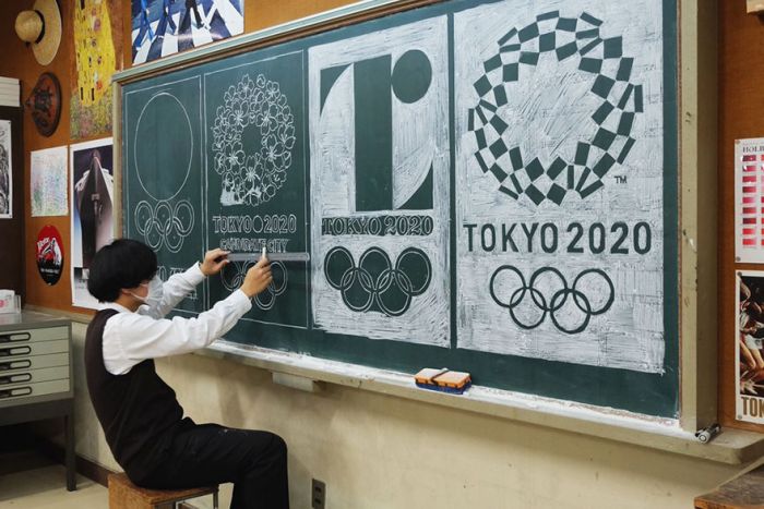 Japanese Teacher Surprises His Students With His Stunning Chalkboard Art (12 pics)