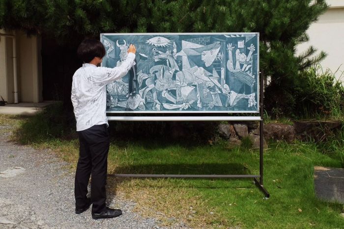 Japanese Teacher Surprises His Students With His Stunning Chalkboard Art (12 pics)