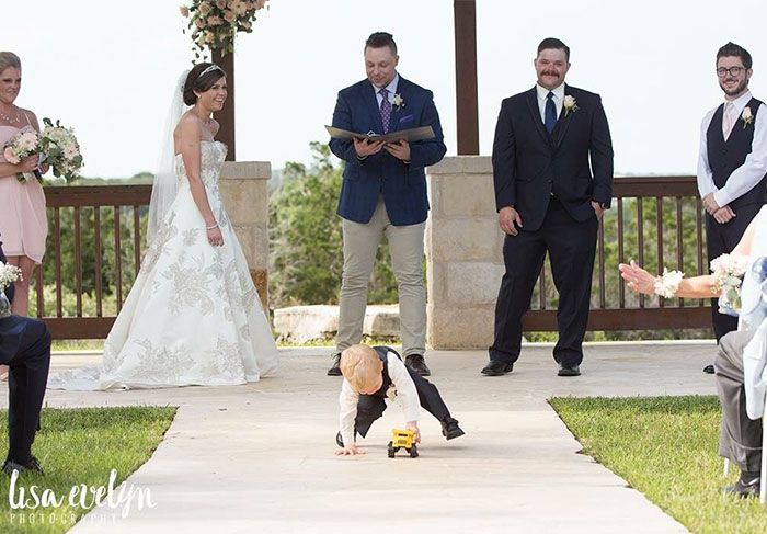 Hilarious Pics Of Kids At Weddings (26 pics)