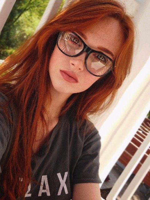 Hot Girls In Glasses (38 pics)