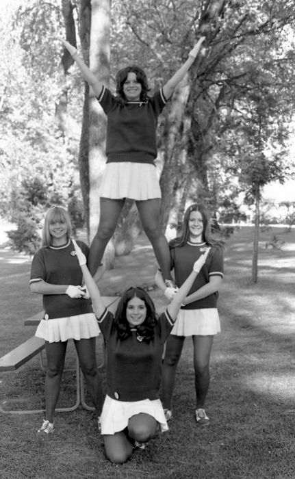 Cheerleaders Of The 70s and 80s (32 pics)